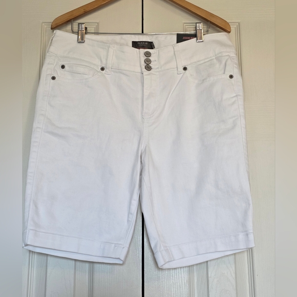 NWT Torrid White Women's Bermuda Jegging Shorts, Size 14 - Picture 1 of 9